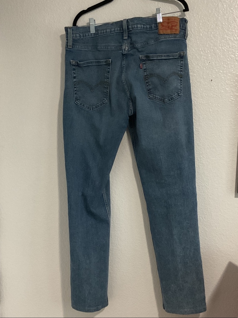 Levi's Slim Straight Jeans in Medium Blue Wash